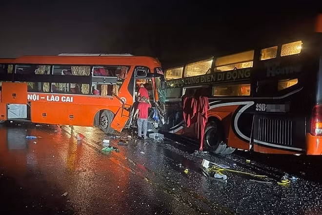Sáng 29/4, liên tiếp xảy ra 3 vụ tai nạn giao thông trên cao tốc Nội Bài - Lào Cai, trong đó vụ tai nạn giữa 2 xe khách khiến 1 người chết và nhiều người bị thương.