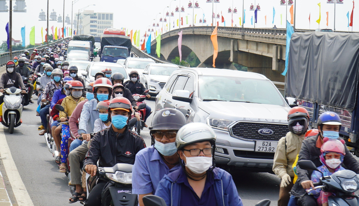 Tại TP HCM, người dân “tiến thoái lưỡng nan” trong ngày đầu đi chơi lễ.