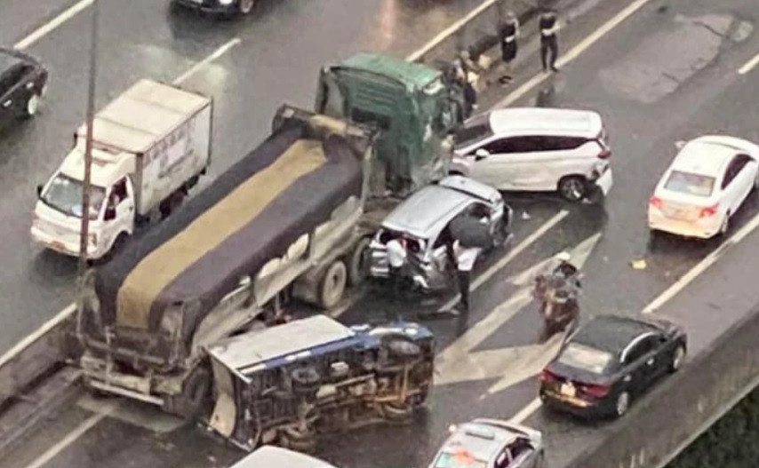 Khoảng 5h30 sáng 29/4, một vụ tai nạn liên hoàn đã xảy ra trên đường Vành đai 3 trên cao theo hướng từ Mai Dịch đi Linh Đàm, đoạn qua Bảo tàng Hà Nội (quận Nam Từ Liêm, Hà Nội).