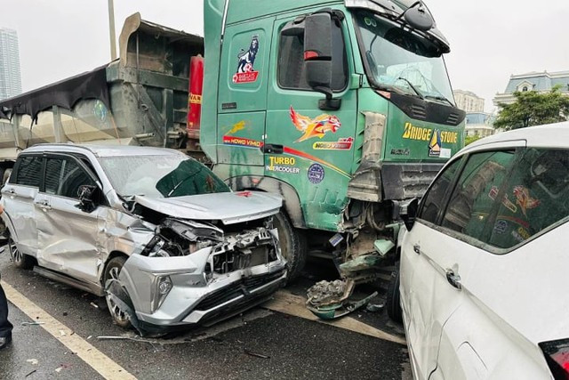 Tại hiện trường, 3 ôtô con và 2 xe tải bị hư hỏng, trong đó 1 xe tải nhỏ lật ngang.