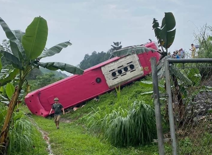 Vào 7h sáng cùng ngày cũng trên cao tốc Nội Bài - Lào Cai, một chiếc xe khách đã đâm vào hộ lan. Chiếc xe sau đó lật ngang ở taluy âm bên đường.