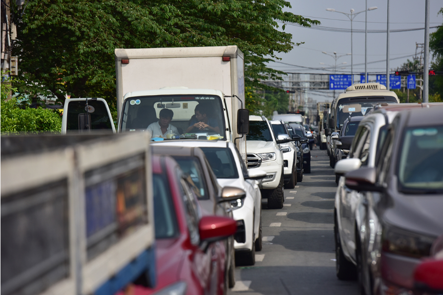 Lực lượng cảnh sát giao thông đã phải túc trực 24/24 để điều tiết, phân luồng nhưng tình trạng ùn tắc vẫn xảy ra.