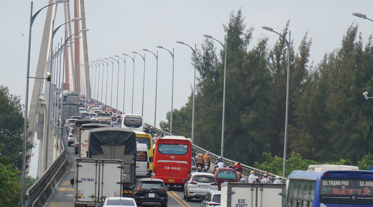 Các trục đường huyết mạch rời TP HCM về các tỉnh miền Tây như quốc lộ 1, 60, 62 và tuyến tránh thành phố Tân An đều chung tình trạng ùn tắc nghiêm trọng.