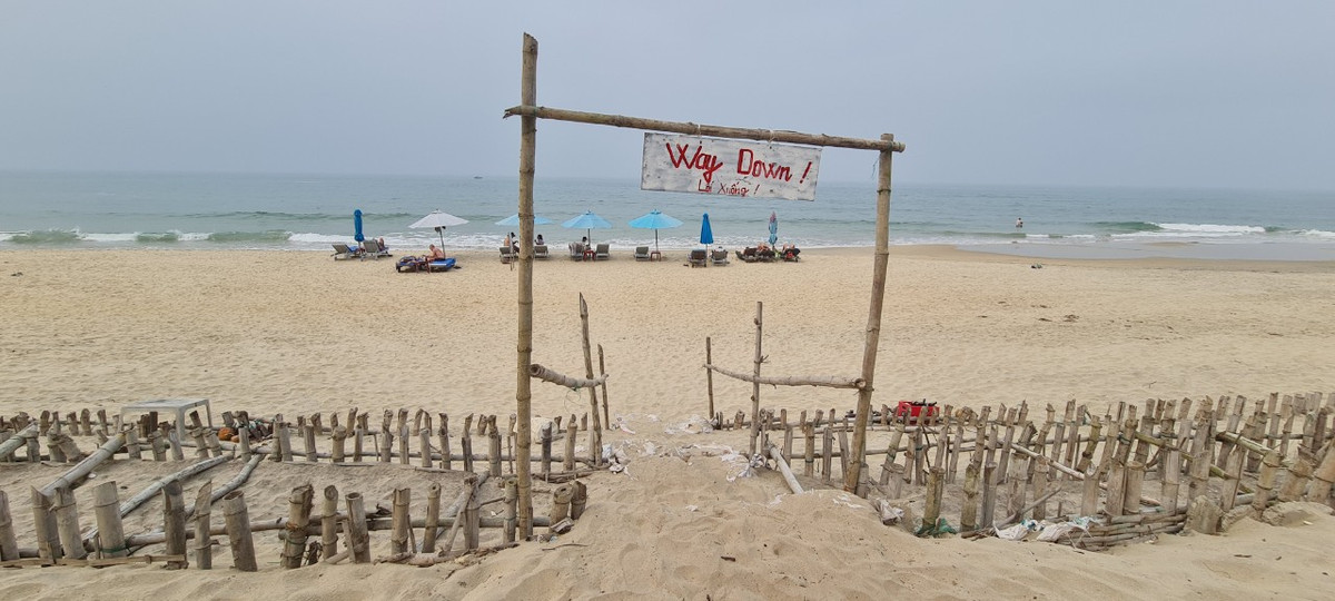 Lối xuống bãi biển An Bàng (phường Cẩm An, TP. Hội An) - một trong những bãi biển đẹp nhất thế giới, được bao quanh bởi dãy cọc tre.