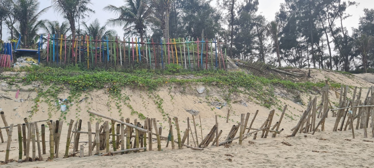 Những đợt sóng cao đến 3 m liên tiếp đánh vào bờ, xé toạc các bao cát, băng qua lớp kè tiến sâu vào bên trong