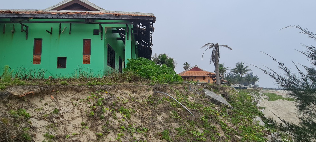 Nhiều chủ nhà hàng, resort, khu lưu trú đã chủ động đóng cọc tre, dùng bao cát chèn chống để giữ đất, nhưng vẫn bị sóng biển "ngoạm" trôi chân móng.