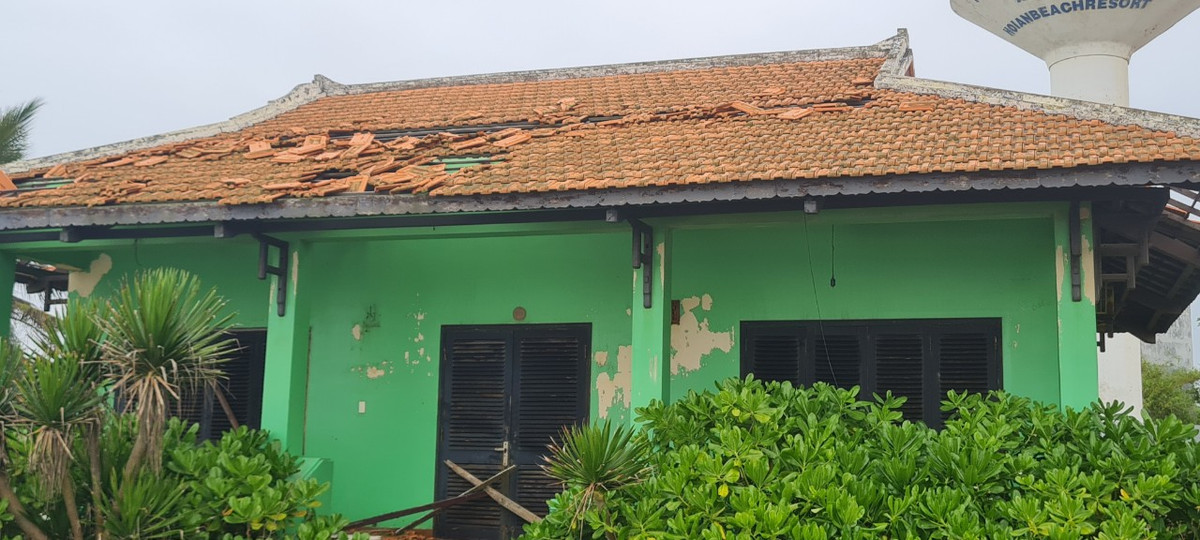 Tình trạng sạt lở bờ biển Hội An đã và đang là nỗi lo hiện hữu đối với nhiều khu resort ven biển nơi đây, nhất là thời điểm vào mùa mưa bão mỗi năm. Nhiều người đành bất lực nhìn tài sản tiền tỉ của mình bị sóng vùi dập tan nát.