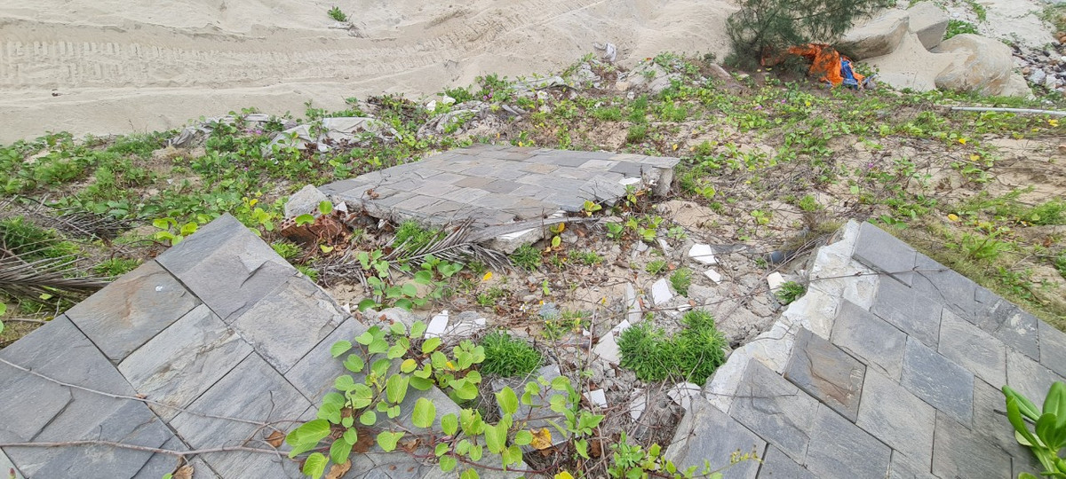 Vỉa hè kiên cố cũng bị sóng đánh tơi tả.