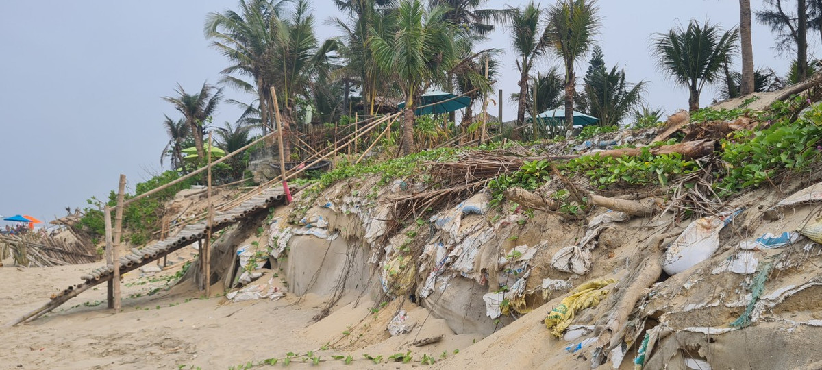 Những dải cát dài biến mất, thay vào đó là vô số bao cát, cọc tre và các mảng bê tông bị sụp đổ từ các công trình kiên cố.