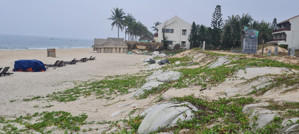 Tuy nhiên, việc chống sạt lở theo kiểu "lở đâu kè đó" dường như đã không mang lại hiệu quả như mong muốn.