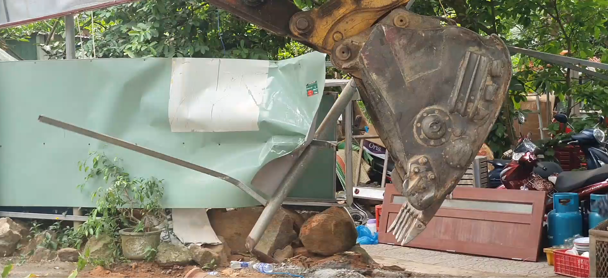 Các hộ dân vi phạm này trước đó đã bị UBND quận Sơn Trà xử phạt từ 5 đến 12,5 triệu đồng vì đã tự ý chuyển mục đích sử dụng đất sang đất phi nông nghiệp và xây dựng công trình trên đất rừng sản xuất không được cơ quan có thẩm quyền cho phép.