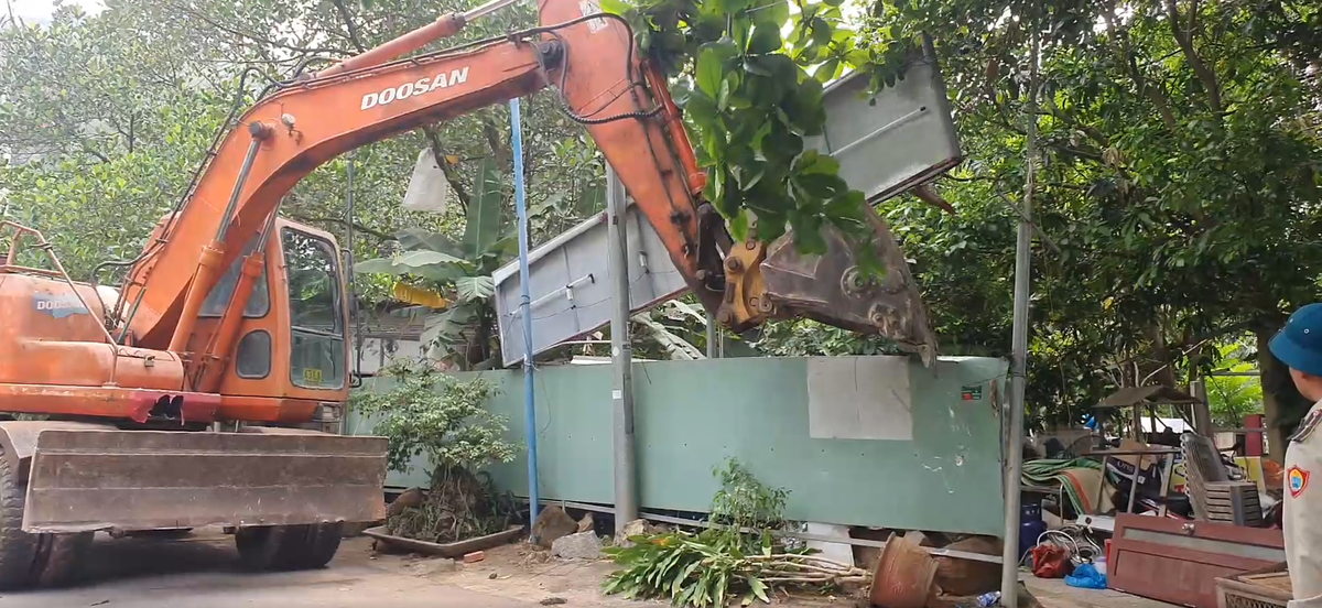 Trước đó, lực lượng chức năng yêu cầu các hộ di dời, tháo dỡ công trình sai phép trước ngày 17/4. Tuy nhiên, các hộ vi phạm không chấp hành, buộc chính quyền phải cưỡng chế.