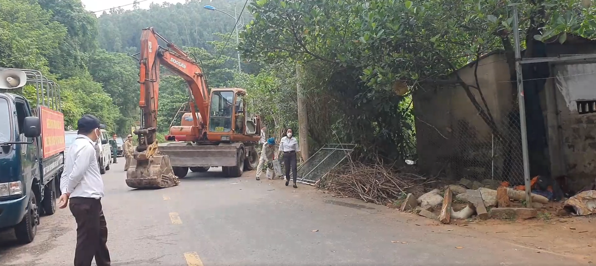 Nhiều phương tiện được huy động để thực hiện cưỡng chế các công trình vi phạm.