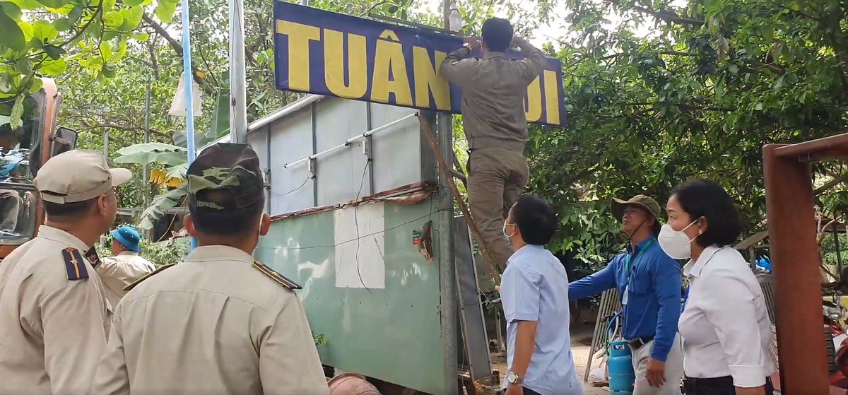 Các trường hợp bị cưỡng chế này đã tự ý xây dựng công trình trên đất rừng sản xuất.