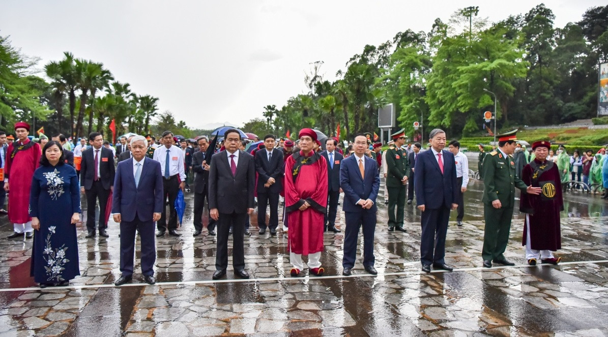 Chủ tịch nước Võ Văn Thưởng dâng hương tưởng niệm các Vua Hùng Chu tich nuoc Vo Van Thuong dang huong tuong niem cac Vua Hung