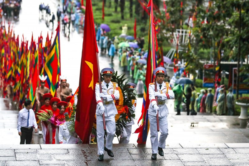 Chủ tịch nước Võ Văn Thưởng dâng hương tưởng niệm các Vua Hùng - Hình 2 Chu tich nuoc Vo Van Thuong dang huong tuong niem cac Vua Hung-Hinh-2