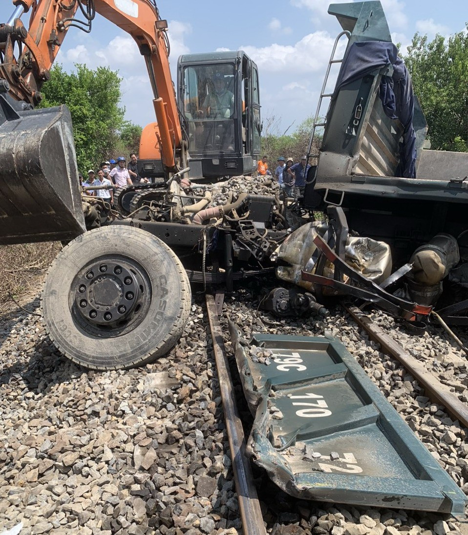 Hiện lực lượng chức năng đang phối hợp với ngành đường sắt tiến hành điều tra nguyên nhân vụ việc.