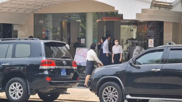 Đến 10h30 cùng ngày, Cao bỏ tất cả các công cụ đã chuẩn bị vào túi xách rồi bỏ trong cốp xe máy Yamaha Grande màu xám. Cao chạy xe từ phòng trọ đến vòng xuyến đường 3/2 - Đống Đa - Trần Phú (phường Thạch Thang, quận Hải Châu) thì dừng lại, lấy biển số giả đã chuẩn bị sẵn, dán đè lên biển số xe máy thật, rồi điều khiển xe đến để gần trụ ATM trước ngân hàng.