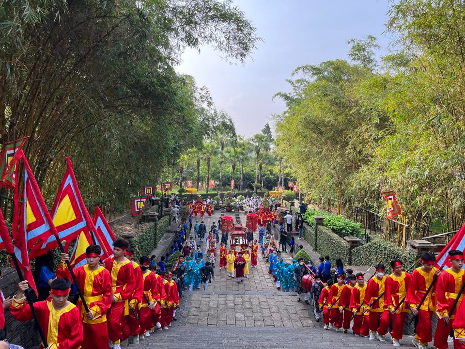 Sáng 29/4, Thành ủy - HĐND - UBND - UBMTTQ Việt Nam TP HCM long trọng tổ chức Lễ Giỗ Tổ Hùng Vương tại Đền Tưởng niệm các Vua Hùng nằm trong Công viên Lịch sử - Văn hóa dân tộc (phường Long Bình, TP Thủ Đức, TP HCM).