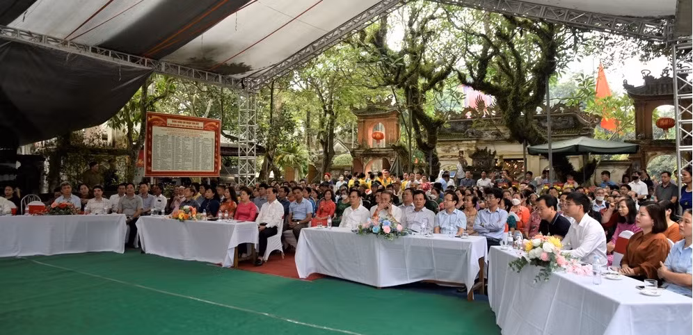 Sáng 29/4, tại Di tích Lịch sử - Văn hóa cấp Quốc gia đền Hồng Sơn, thành phố Vinh (Nghệ An) long trọng tổ chức Lễ Giỗ Tổ Hùng Vương.