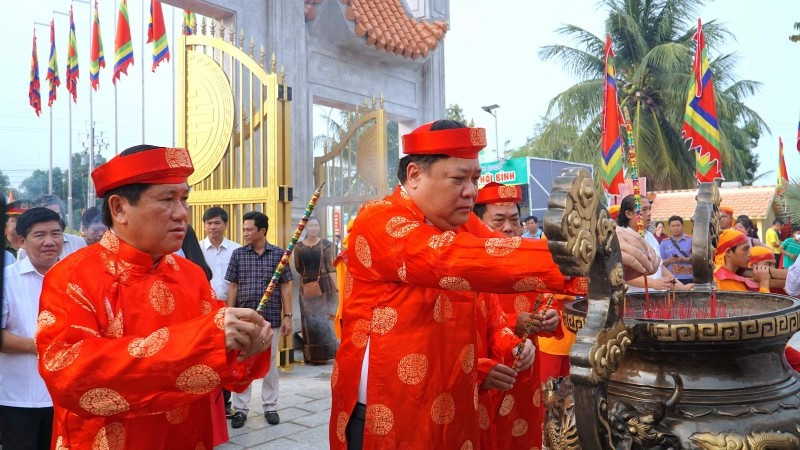 Trong không khí trang nghiêm, thành kính tưởng nhớ về truyền thống dân tộc, các đồng chí lãnh đạo tỉnh cùng nhân dân địa phương đã thành kính dâng hoa, dâng hương, dâng các vật phẩm (bánh dân gian truyền thống tại địa phương) tưởng nhớ công ơn bậc tiền nhân có công dựng nước, giữ nước.