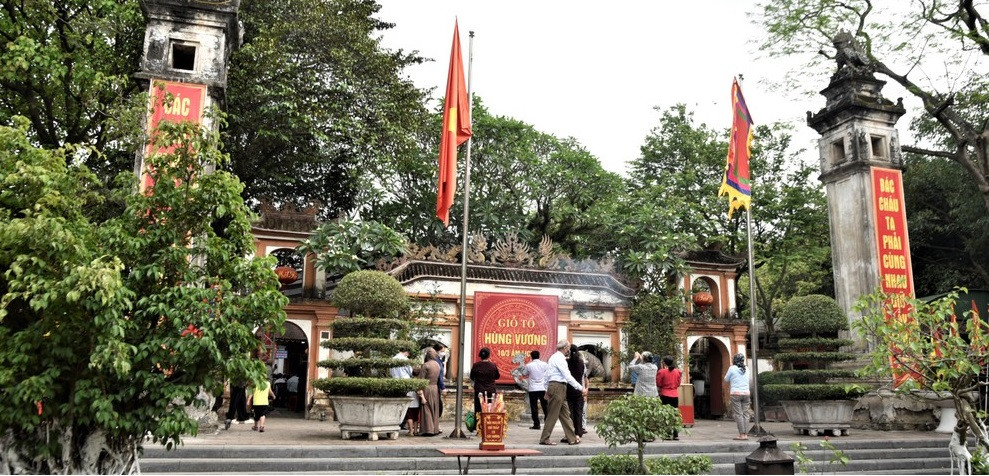 Đền Hồng Sơn là ngôi đền cổ có kiến trúc thời Nguyễn và cũng là ngôi đền duy nhất trên địa bàn thành phố Vinh thờ long ngai, bài vị 18 đời Vua Hùng tại cung trung điện.