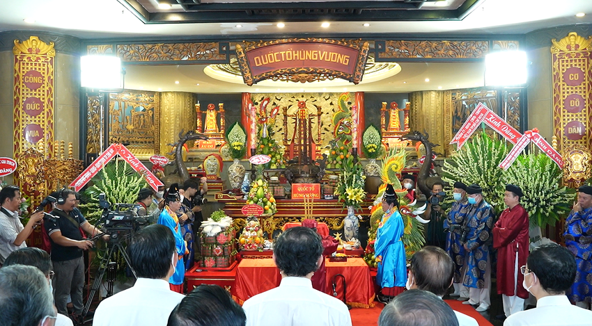 Sau diễn văn của Chủ tịch UBMTTQ Việt Nam TP HCM Trần Kim Yến, lãnh đạo TP cùng các đại biểu tham gia diễu hành đón rước Lễ Giỗ Tổ Hùng Vương; dâng hương dâng hoa, lễ tế theo nghi thức cổ truyền của dân tộc; dâng hương dâng hoa Đức Lễ Thành hầu Nguyễn Hữu Cảnh.