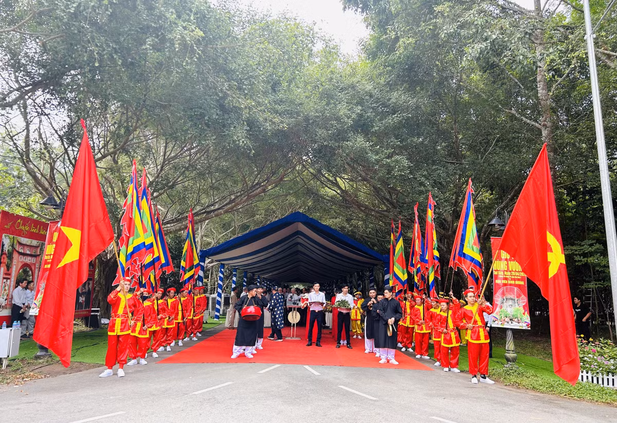 Hòa trong không khí cả nước hướng về ngày Lễ Giỗ Tổ Hùng Vương, ngày 29-4 (nhằm ngày 10-3 âm lịch), tại Đền Hùng - Bình Dương, khu tâm linh Hồn Việt thuộc Hoa viên nghĩa trang Bình Dương đã diễn ra Lễ Giỗ Tổ Hùng Vương năm Quý Mão 2023.