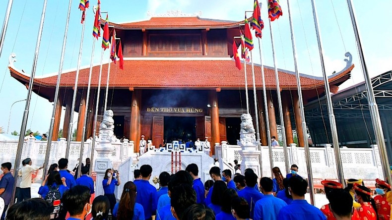 Sáng 29/4, tỉnh Cà Mau trang trọng tổ chức Giỗ Tổ Hùng Vương tại Đền thờ Vua Hùng (tọa lạc tại ấp Giao Khẩu, xã Tân Phú, huyện Thới Bình, tỉnh Cà Mau).