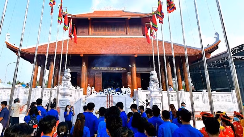 Sáng 29/4, tỉnh Cà Mau trang trọng tổ chức Giỗ Tổ Hùng Vương tại Đền thờ Vua Hùng (tọa lạc tại ấp Giao Khẩu, xã Tân Phú, huyện Thới Bình, tỉnh Cà Mau).