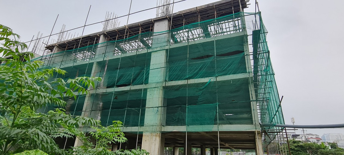 Khối nhà dự kiến cao hơn chục tầng đang xây dựng dang dở thì tạm dừng. 