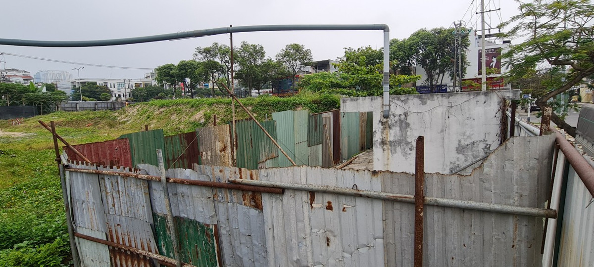 Sắt thép đã bắt đầu hoen rỉ từ những hạng mục tạm ...