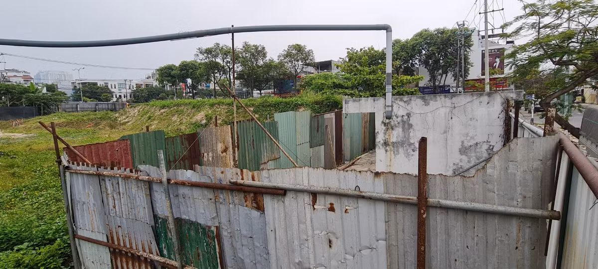 Sắt thép đã bắt đầu hoen rỉ từ những hạng mục tạm ...