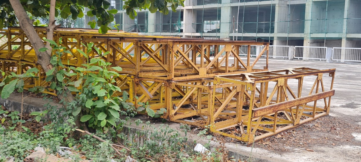 Khác với vẻ nhộn nhịp của các công trình đang vào mùa xây dựng, bên trong lớp rào tôn là không khí vắng vẻ đìu hiu.