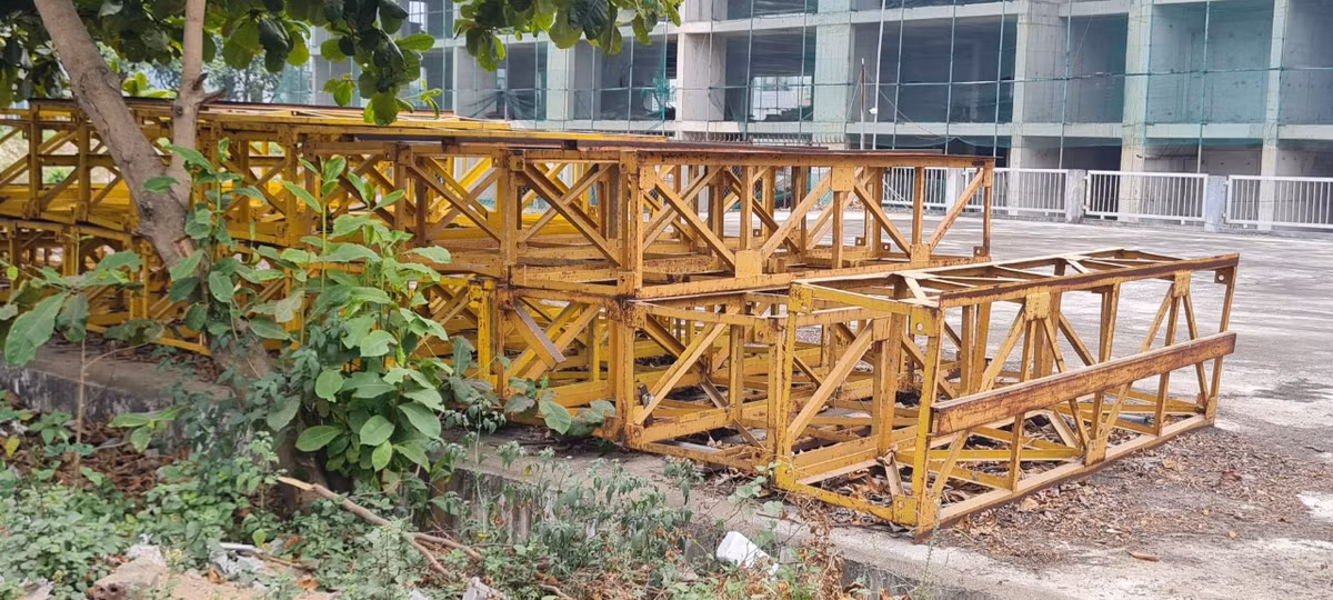 Khác với vẻ nhộn nhịp của các công trình đang vào mùa xây dựng, bên trong lớp rào tôn là không khí vắng vẻ đìu hiu.