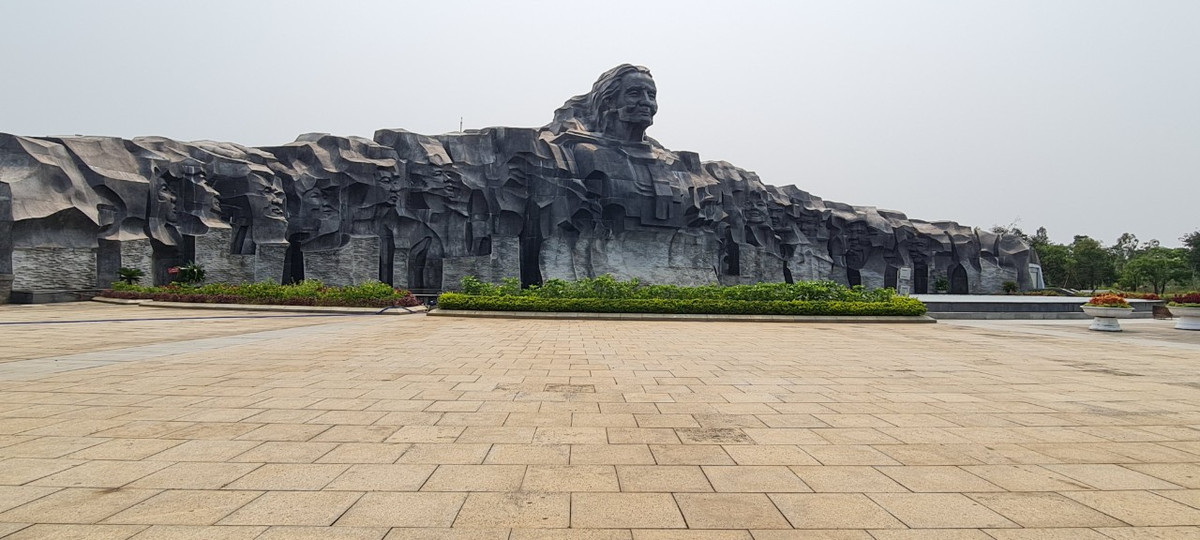 Tượng đài cao 18,37m, chiều rộng 84,7m, chất liệu bằng đá hoa cương.