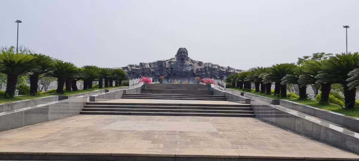 Tượng đài Mẹ Việt Nam anh hùng nằm ở trung tâm của quần thể, lấy nguyên mẫu từ mẹ Nguyễn Thị Thứ ở xã Điện Thắng, huyện Điện Bàn, tỉnh Quảng Nam, có tới 11 người con và cháu là liệt sĩ.