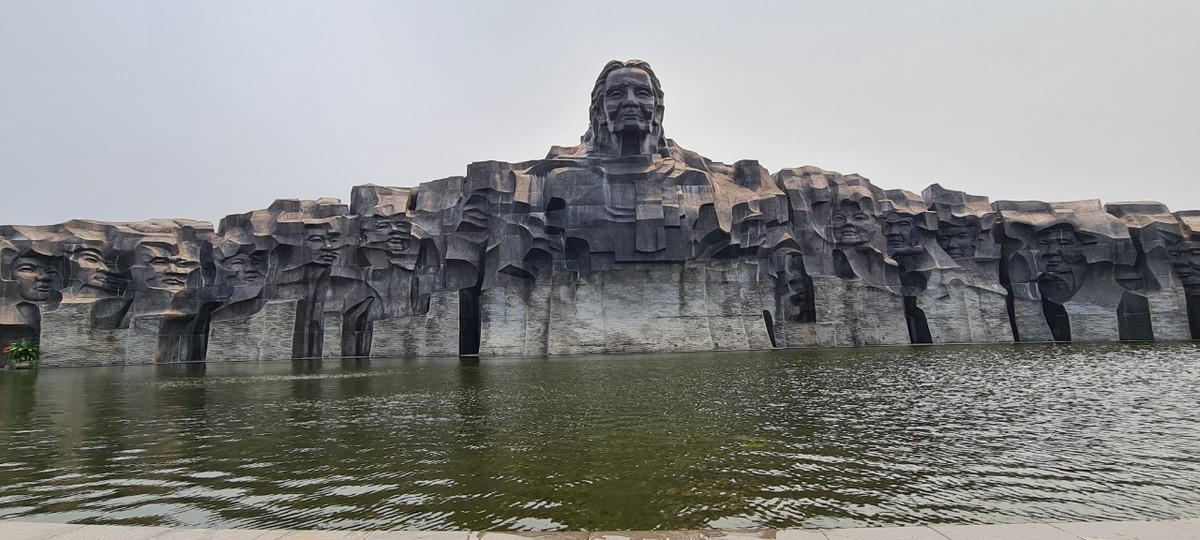 Khối tượng đài chính gắn kết với một hồ nước lớn, khoảng 981m2 (có hình bán nguyệt). Toàn khối tượng đài có hình dáng của một ngọn núi nhô cao ở giữa và thoải dần ở hai bên.