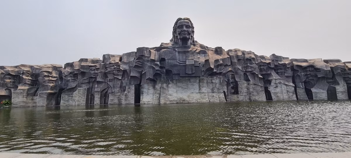 Khối tượng đài chính gắn kết với một hồ nước lớn, khoảng 981m2 (có hình bán nguyệt). Toàn khối tượng đài có hình dáng của một ngọn núi nhô cao ở giữa và thoải dần ở hai bên.