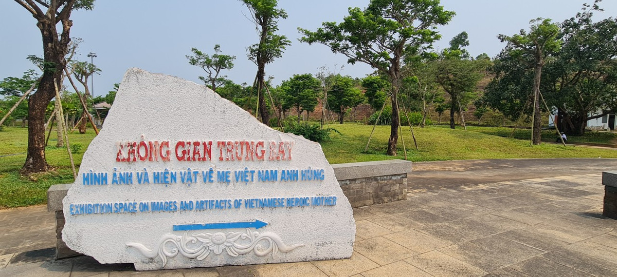Nơi đây còn có không gian trưng bày hình ảnh và hiện vật về Mẹ Việt Nam anh hùng.