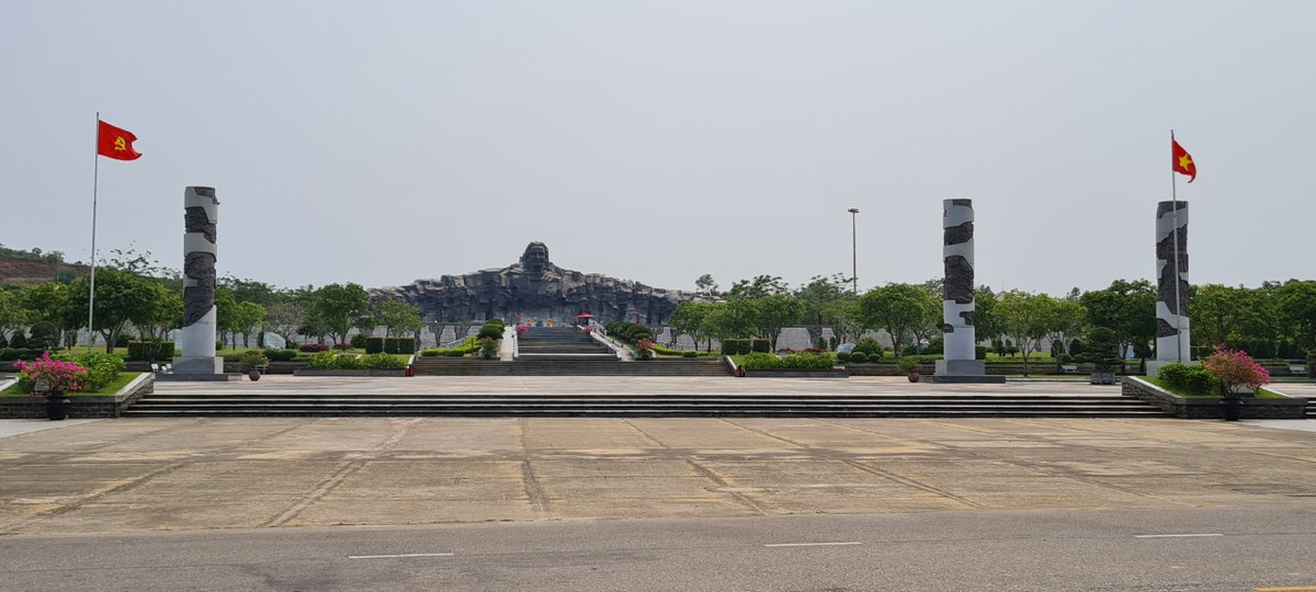 Phía trước Tượng đài Mẹ Việt Nam anh hùng là quảng trường tiền môn, nơi đón tiếp du khách trong dịp lễ hội hay thường nhật đến tham quan tìm hiểu về Mẹ anh hùng.