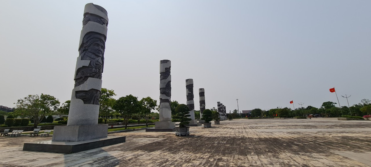 Tiếp theo quảng trường là 8 trụ biểu chia làm hai bên, mỗi trụ có chiều cao 9m, đường kính 1.65m, con số 8 ở đây theo quan niệm của người phương Đông là con số biểu tượng cho sự phồn vinh, sự sung túc, sự đoàn tụ tốt đẹp.