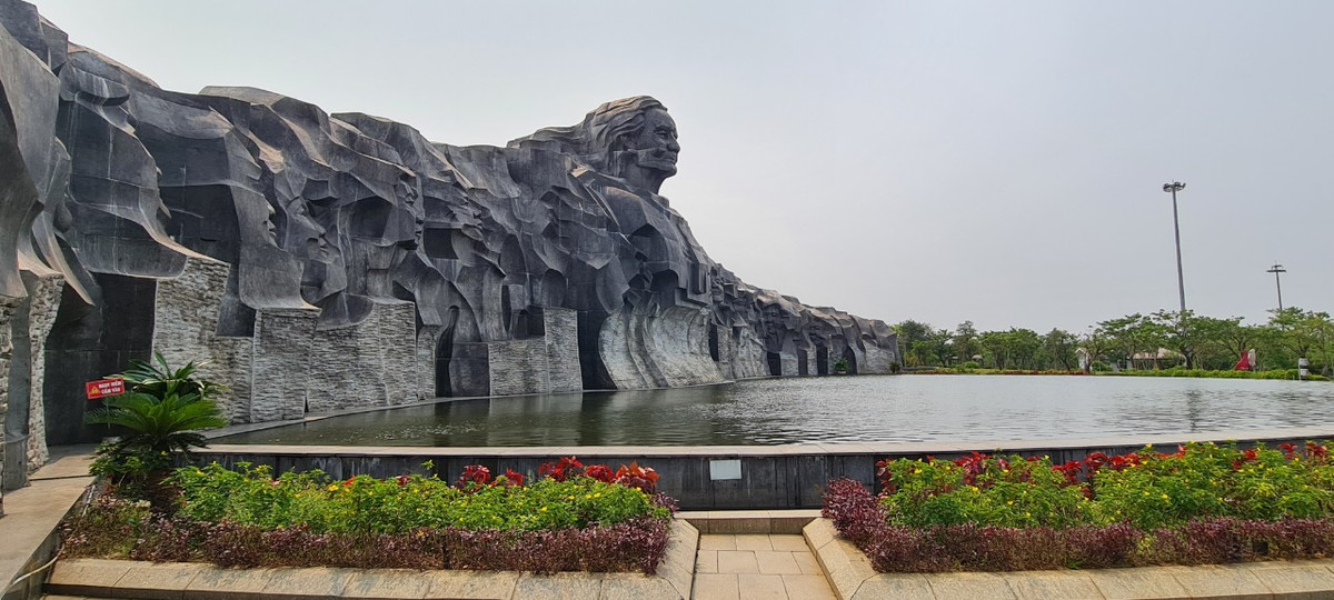 Sự kết hợp giữa tượng đài chính với hồ nước lớn, tạo nên một hình ảnh hoà quyện của Sơn- Thủy. Những làn nước trong vắt chảy lặng lẽ từ các vách đá xung quanh thân mẹ xuống các tầng hồ thể hiện sự hiến dâng âm thầm của mẹ hiền đối với các con, đối với Tổ quốc. Tình cảm đó như bát nước đầy không bao giờ vơi cạn.