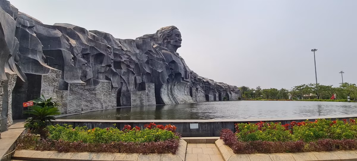 Sự kết hợp giữa tượng đài chính với hồ nước lớn, tạo nên một hình ảnh hoà quyện của Sơn- Thủy. Những làn nước trong vắt chảy lặng lẽ từ các vách đá xung quanh thân mẹ xuống các tầng hồ thể hiện sự hiến dâng âm thầm của mẹ hiền đối với các con, đối với Tổ quốc. Tình cảm đó như bát nước đầy không bao giờ vơi cạn.