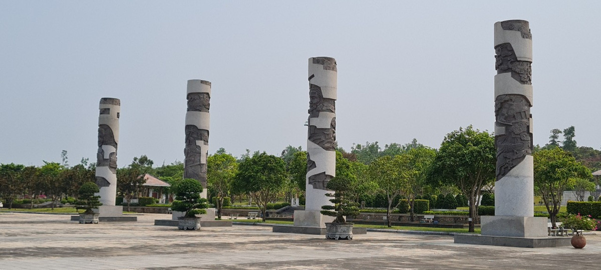 Các trụ biểu này khắc chạm các huyền thoại về Mẹ anh hùng, về những cô gái thanh niên xung phong trên tuyến đường Trường Sơn. Đan xen với những biểu tượng đó là những chạm khắc huyền thoại về suối nguồn, về lời ru của mẹ phảng phất câu dân ca Bắc bộ, điệu hò Trung bộ, điệu lý Nam bộ cùng với những nét văn hoá đặc trưng của vùng miền.