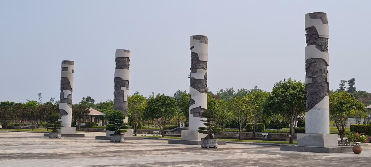 Các trụ biểu này khắc chạm các huyền thoại về Mẹ anh hùng, về những cô gái thanh niên xung phong trên tuyến đường Trường Sơn. Đan xen với những biểu tượng đó là những chạm khắc huyền thoại về suối nguồn, về lời ru của mẹ phảng phất câu dân ca Bắc bộ, điệu hò Trung bộ, điệu lý Nam bộ cùng với những nét văn hoá đặc trưng của vùng miền.