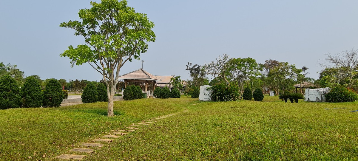 Với tổng diện tích 15ha trên đỉnh núi Cấm, quần thể Tượng đài Mẹ Thứ khiến du khách choáng ngợp trước không gian bao la rộng lớn và hùng vĩ nơi đây.