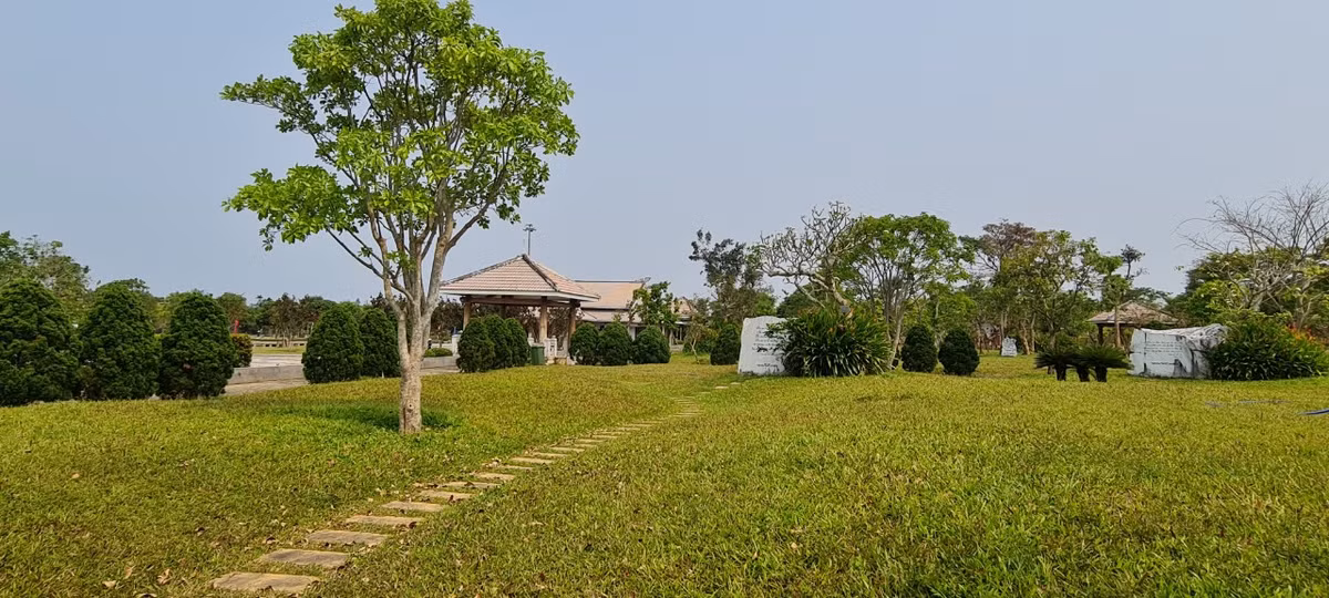 Với tổng diện tích 15ha trên đỉnh núi Cấm, quần thể Tượng đài Mẹ Thứ khiến du khách choáng ngợp trước không gian bao la rộng lớn và hùng vĩ nơi đây.