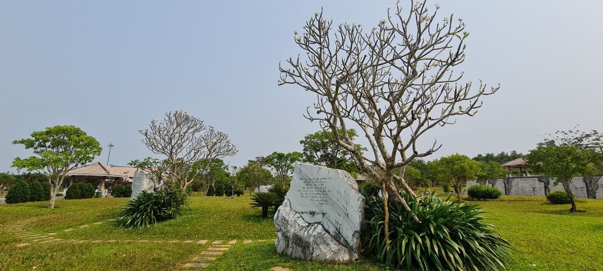 Phía sau tượng đài là một vườn đá. Những tảng đá lớn có khắc những bài thơ về mẹ như một vần kết về khúc tráng ca Mẹ anh hùng.