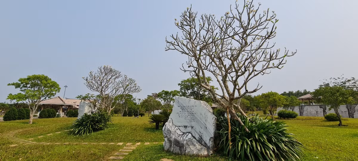 Phía sau tượng đài là một vườn đá. Những tảng đá lớn có khắc những bài thơ về mẹ như một vần kết về khúc tráng ca Mẹ anh hùng.